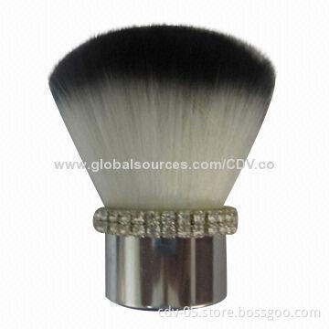 Kabuki makeup brush with good synthetic bristles and aluminum handle
